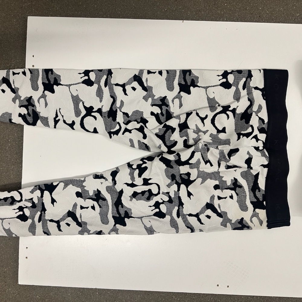 Koral Camo Leggings & Sports Bra Set – Black/White/Grey (Size M)